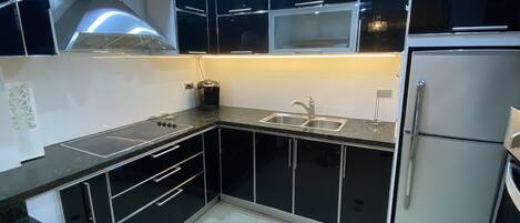 Réfrigérateur, micro-ondes, four, plaque de cuisson