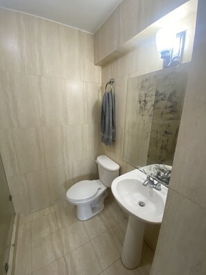 Douche, sèche-cheveux, serviettes fournies, savon