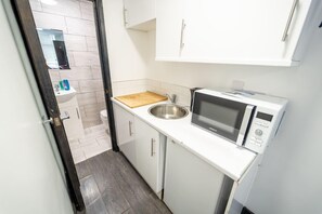 Fridge, stovetop - Ground floor studio close to the city! (Birmingham)