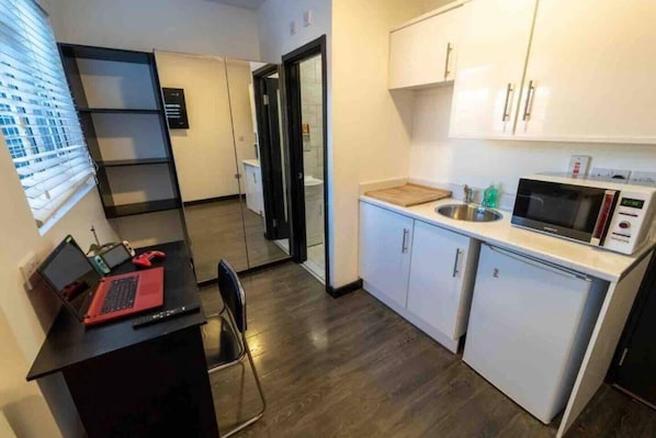Kühlschrank, Mikrowelle, Gefrierschrank