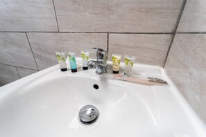 Douche, sèche-cheveux, serviettes fournies