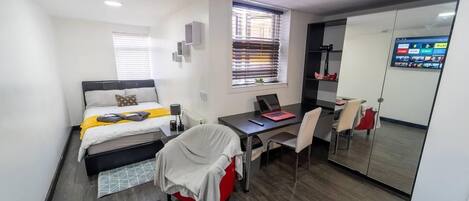 Iron/ironing board, WiFi, bed sheets