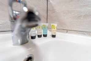 Shower, hair dryer - Large Studio available on First floor! (Birmingham)