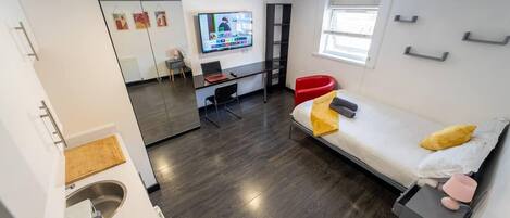 Iron/ironing board, WiFi, bed sheets