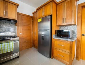 Kylskåp, mikrovågsugn, ugn och spishäll