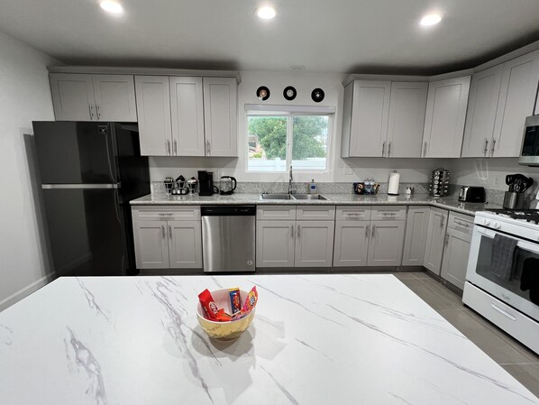 Refrigerador, microondas, horno y parrilla de estufa 