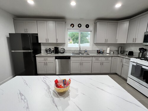 Music themed home, PacMan Arcade, Sleeps 9, BBQ, Fire Pit, Wi-Fi