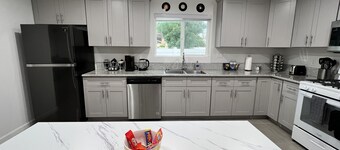 Music themed home, PacMan Arcade, Sleeps 9, BBQ, Fire Pit, Wi-Fi