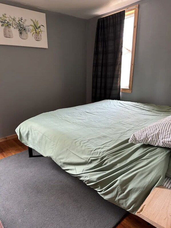 2 bedrooms, bed sheets