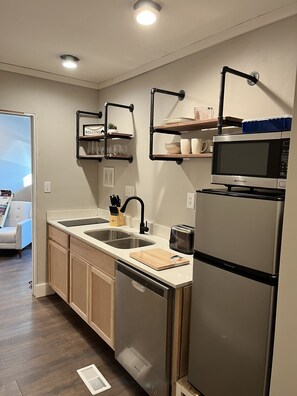 Jääkaappi, mikroaaltouuni, liesi, astianpesukone