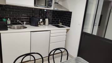 Réfrigérateur, micro-ondes, four, plaque de cuisson