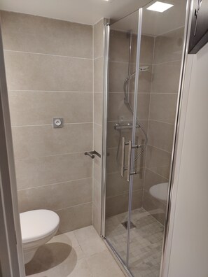 Douche, séchoir à cheveux, serviettes fournies, savon