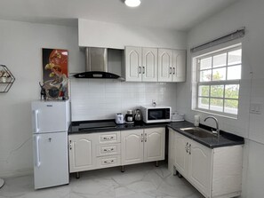 Jääkaappi, mikroaaltouuni, liesi, kahvin-/teenkeitin