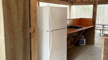 Refrigerador, parrilla de estufa, cafetera y tetera y tostadora