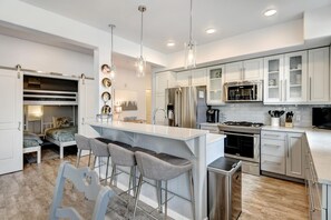 Fridge, microwave, oven, stovetop - Luxury Condo 224 I Pool I Club House I Hot Tub I Views I Best Price I Discounted Attractions (Winter Park)