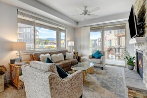 Smart-TV, Kamin, Videospiele, Bücher