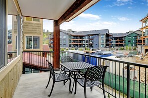 Outdoor dining - Downtown WP Condo 224 I Pool I Club House I Hot Tub I Bunk Room I Discounted Attractions (Winter Park)
