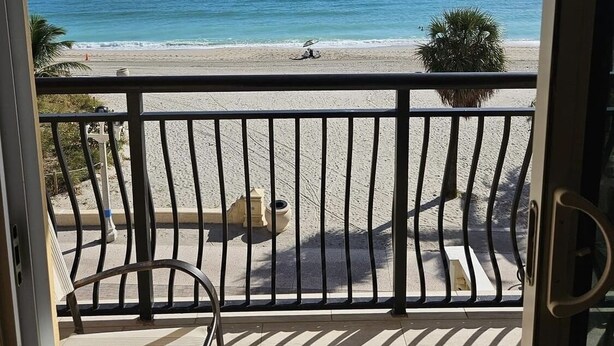 A balcony with a view of a beach and ocean. - Beautiful and Private Oceanfront Condo (Hollywood)