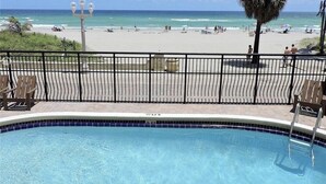 A pool with a view of the beach and ocean. - Beautiful and Private Oceanfront Condo (Hollywood)