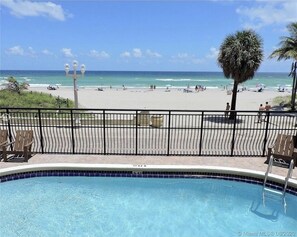 A heated pool - Beautiful and Private Oceanfront Condo (Hollywood)