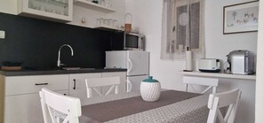 Fridge, coffee/tea maker, cookware/dishes/utensils, dining tables - Apartment Park (93978-A1) (Silo - island Krk)