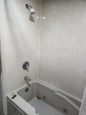 Standard Room | Bathroom | Combined shower/tub, towels, soap, shampoo - Executive Inn (Oklahoma City)