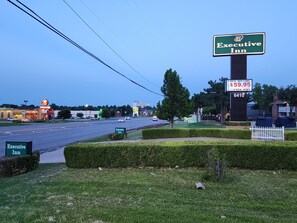 A roadside sign for the Executive Inn, a 1-bedroom special rate of $59.95 with free WiFi. - Executive Inn Oklahoma City NorthWest (Oklahoma City)