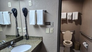 Amenidades de baño gratuitas, secadora de cabello, toallas 