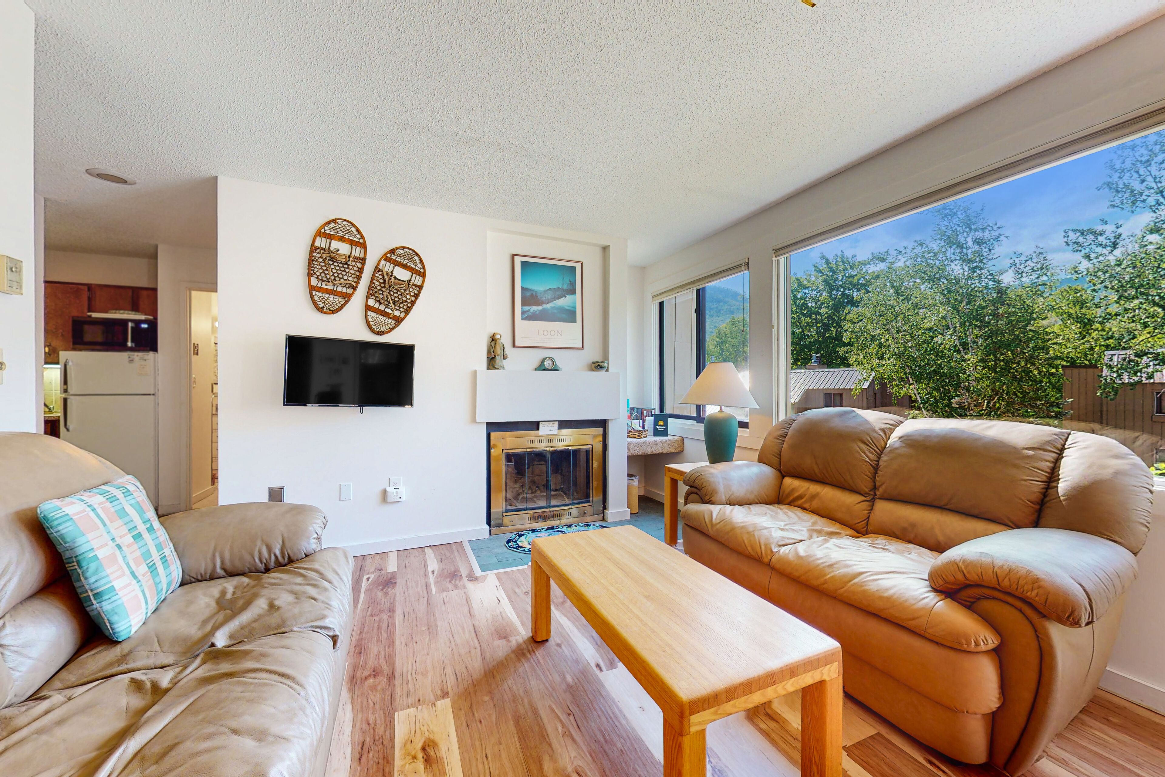 Mountain-view condo with hot tub, pool & gym near skiing & golf