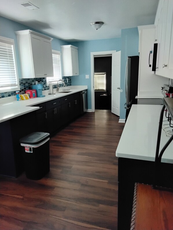 冷蔵庫、電子レンジ、オーブン、コンロ