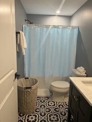 Haartrockner, Handtücher, Seife, Shampoo