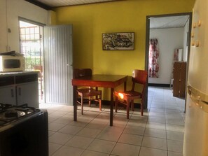 Fridge, microwave, oven, stovetop - Cosy and safe appartement with xl terrace.  10 minutes from Paramaribo center.  (Paramaribo)