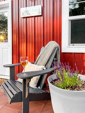 Terrace/patio - Perch - Baker's Acres: Tranquil Studio on View Property (Langley)