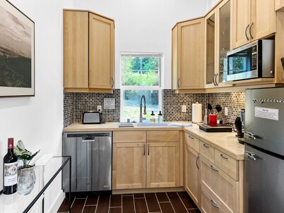 Perch - Baker's Acres: Tranquil Studio on View Property