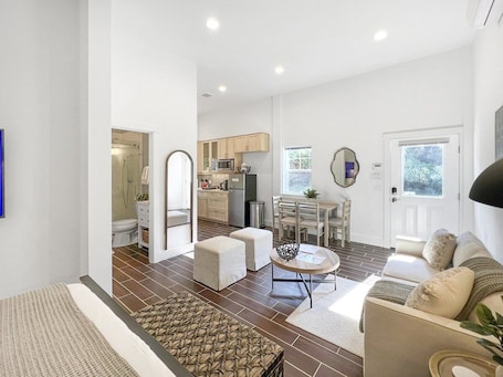 Smart TV. Perch - Baker's Acres: Tranquil Studio on View Property