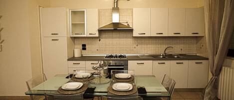 Réfrigérateur, un four, surface de cuisson, lave-vaisselle