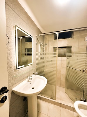 Bathtub - Central Apartment For Rent 24 (Amman)