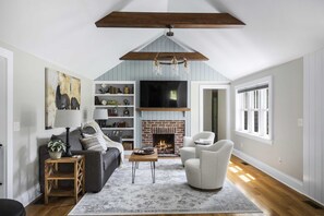 Älytelevisio, takka, työhuone