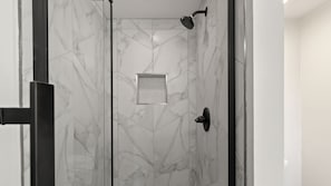 Douche, sèche-cheveux, serviettes fournies, savon