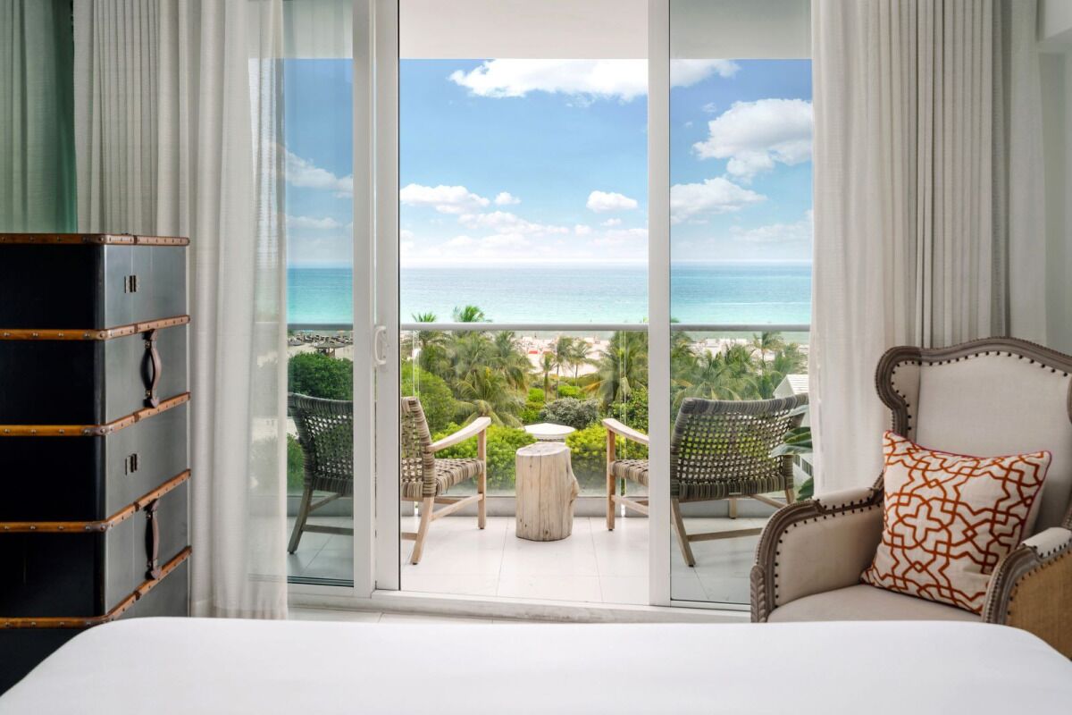 Luxurious Suites in Miami Beach! Outdoor Pool, Pets are Welcome here!