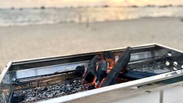 Yksityinen ranta, valkoista hiekkaa, aurinkotuoleja, aurinkovarjoja