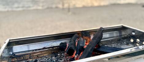 Privatstrand, weißer Sandstrand, Liegestühle, Sonnenschirme