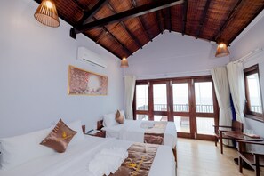 Habitación cuádruple de lujo | Ropa de cama de alta calidad y colchones con acolchado adicional