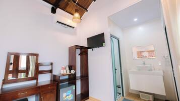 Kahden hengen luksushuone | Kylpyhuone | Suihku, hierova suihkupää, designer-hygieniatuotteet, hiustenkuivaaja