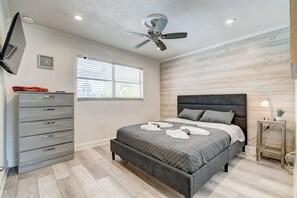 3 bedrooms, desk, iron/ironing board, travel crib