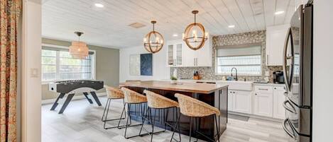 Jääkaappi, mikroaaltouuni, uuni, liesi