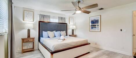 3 bedrooms, desk, travel cot, WiFi