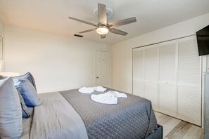 3 bedrooms, desk, iron/ironing board, travel crib