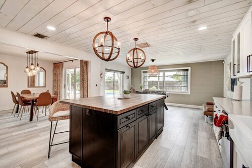 Tranquil Oasis: Pool & Fire Pit in Boynton