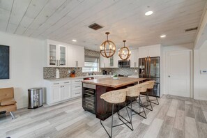 Fridge, microwave, oven, stovetop - Tranquil Oasis: Pool & Fire Pit in Boynton (Boynton Beach)